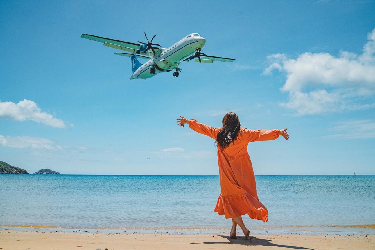 Visiting the 'world's most beautiful beach' in Con Dao, tourists brave the sun to take photos of airplanes.