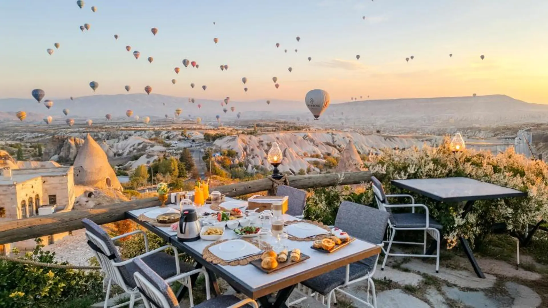 Giá khách sạn hang đá Cappadocia cập nhật mới nhất 2026 - Đi mùa nào rẻ nhất để tiết kiệm?