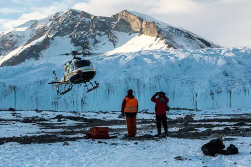 Trực thăng sông băng Mendenhall - Trải nghiệm độc đáo khi du lịch Alaska 2026 