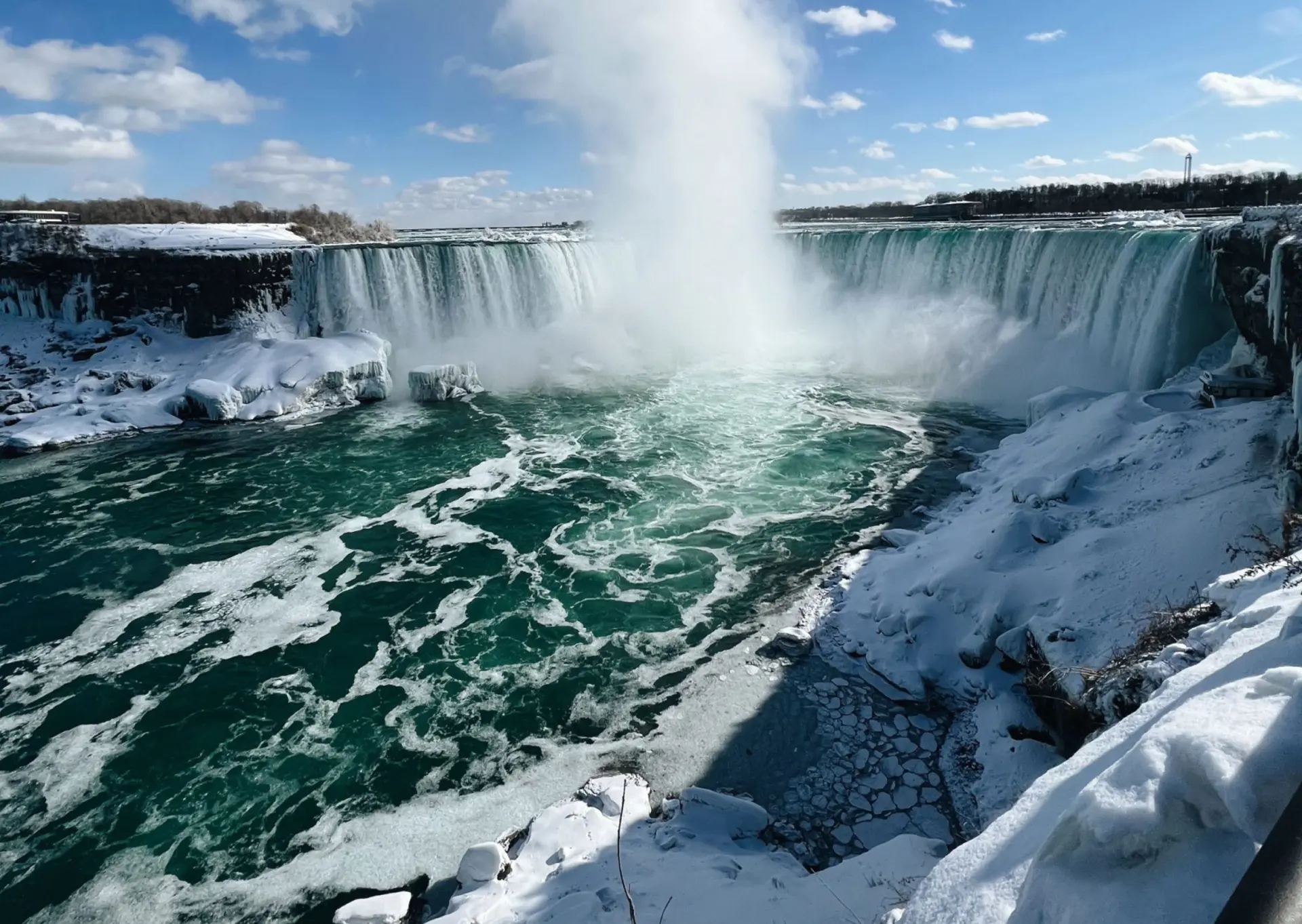Niagara Falls mùa đông 2026 - Cảnh thật đẹp đến mức ai cũng tưởng AI 