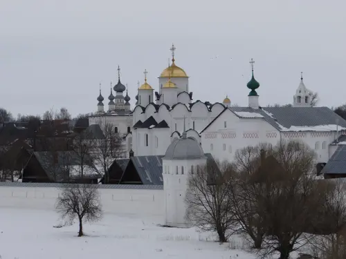 Suzdal mùa đông – Ngôi làng cổ tích phủ tuyết trắng và những mái vòm vàng lấp lánh