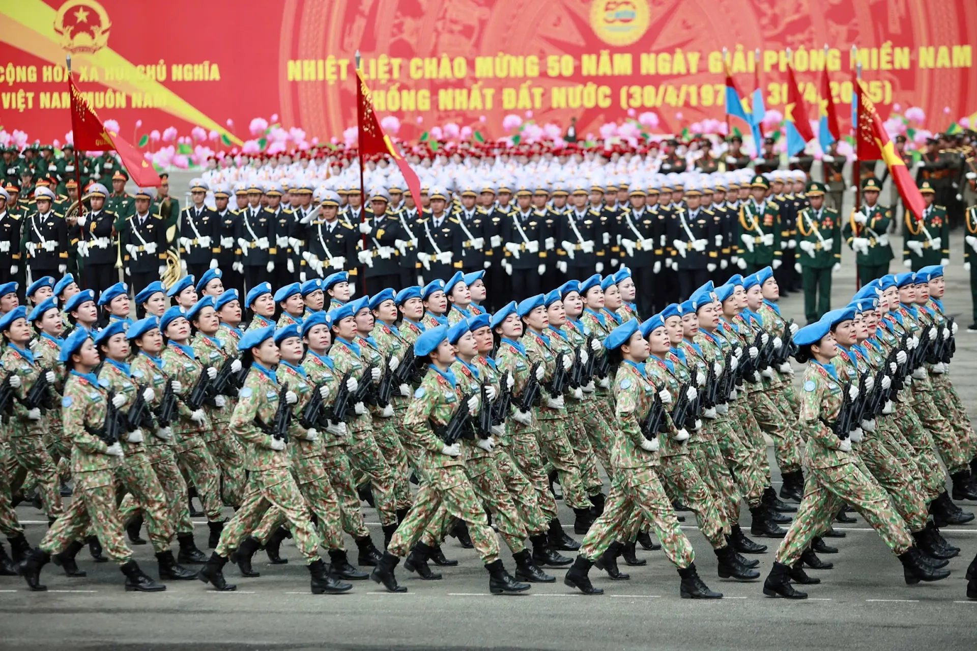 Người Dân Đổ Ra Đường Xem Diễu Binh 30/4: Kinh Nghiệm Chọn Chỗ Đẹp, An Toàn Và Mát