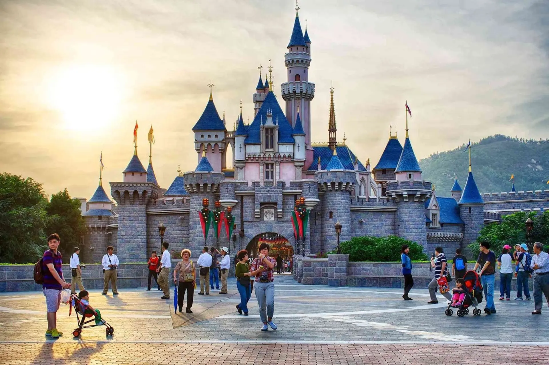 Disneyland Hong Kong 2025: 7 Trải Nghiệm Mới Mừng Kỷ Niệm 20 Năm Không Thể Bỏ Lỡ