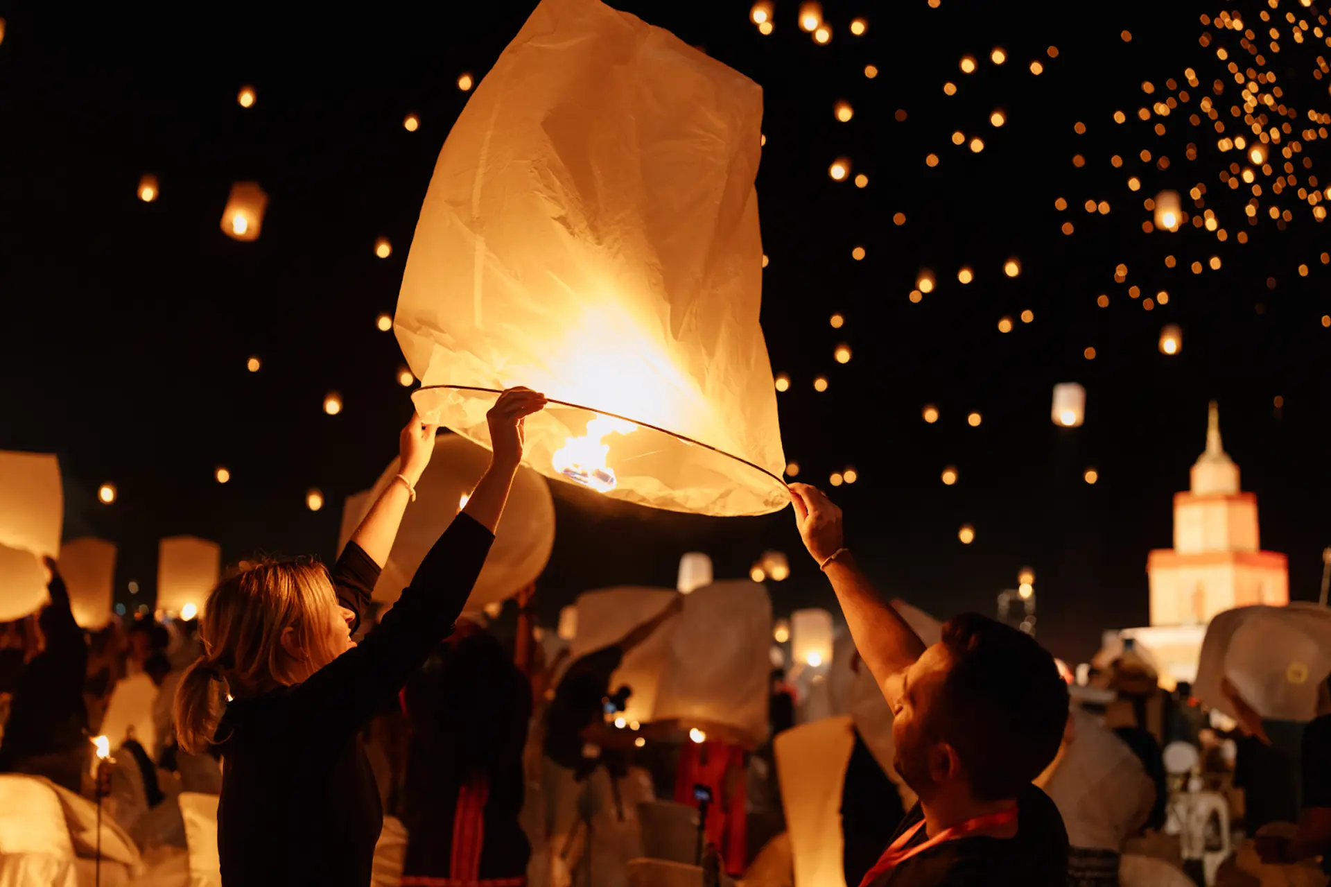 Yi Peng 2025: Lễ Hội Thả Đèn Trời Chiang Mai Hút Khách Nhờ Đảm Bảo An Toàn Và Bảo Vệ Môi Trường