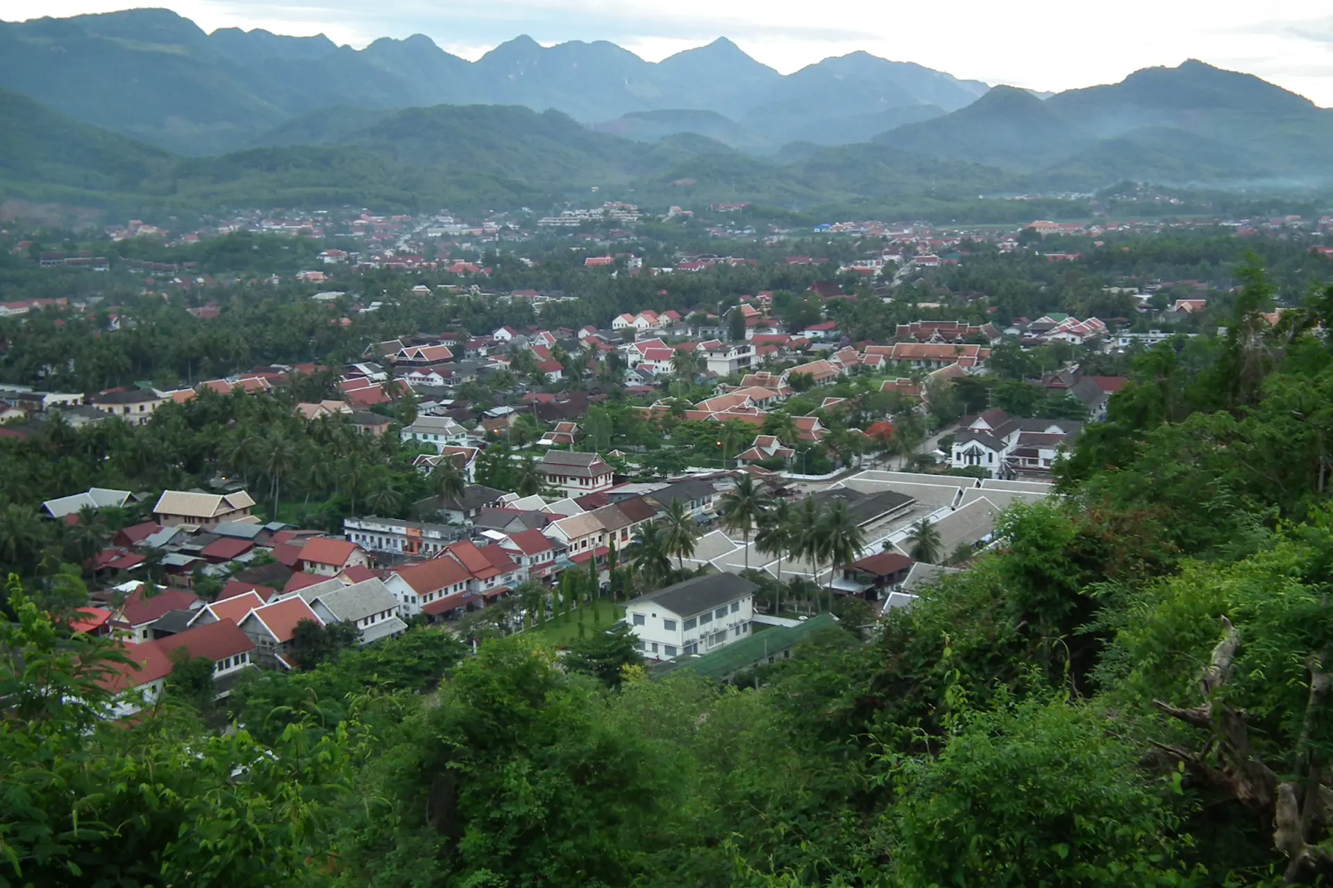 Luang Prabang Lào – Cố đô Phật giáo và cảnh đẹp ven sông Mekong