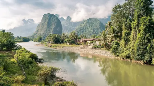 Vang Vieng Lào – Trải nghiệm chèo kayak và thả trôi trên sông Nam Song đầy thú vị