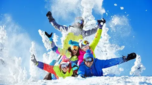 Checklist du lịch cuối năm 2025: Hành lý, vé máy bay & khách sạn