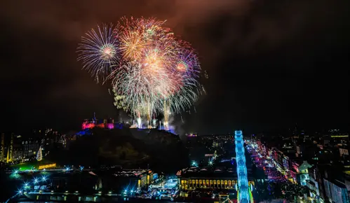 Hogmanay Edinburgh – Tiệc countdown đường phố hoành tráng bậc nhất Scotland 2025